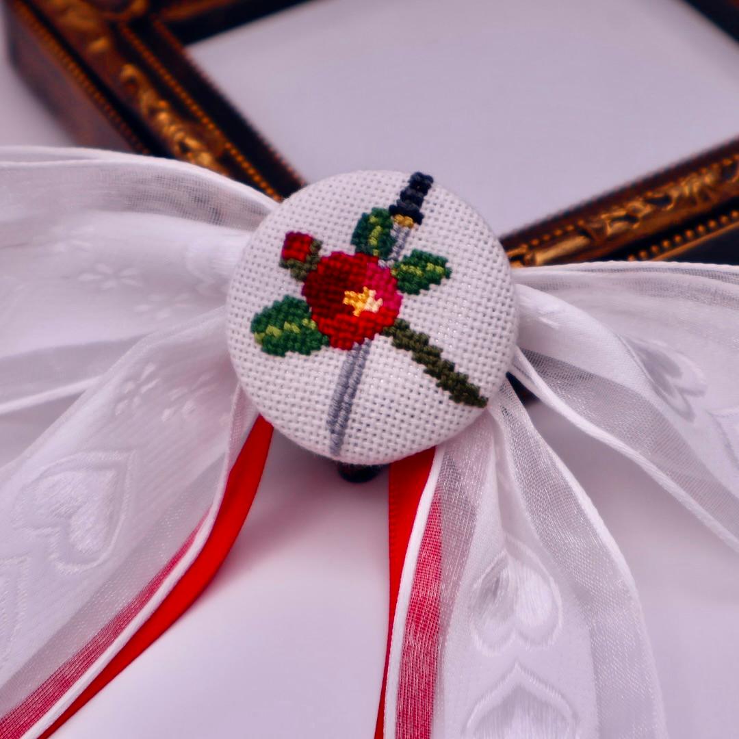 つばきと剣　くるみボタンのヘアリボン　クロスステッチ刺繍 | 2枚目